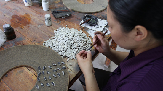 中国で有名な芸術家艾未未(Ai WeiWei)の芸術品——陶器のひまわりの種 中国で有名な芸術家艾未未(Ai WeiWei)の芸術品——陶器のひまわりの